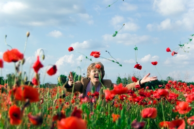 Счастливая женщина на цветущем поле